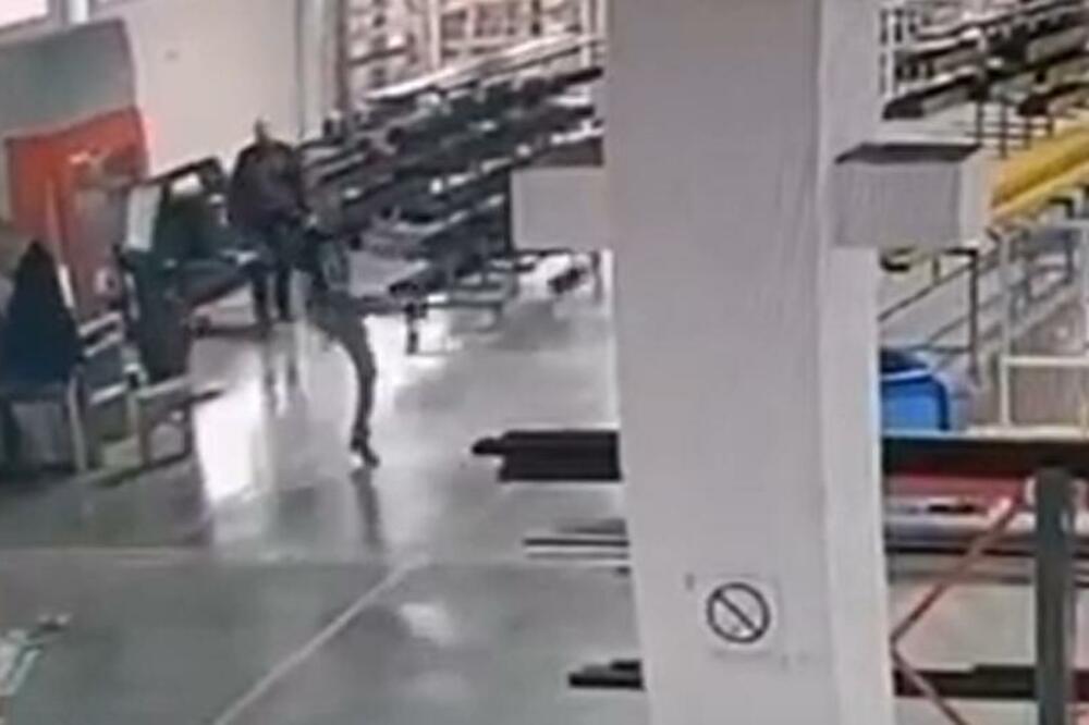 ELEGANCIJA I PRECIZNOST: Šef pogona pokazao neskriveni talenat kojim je oduševio radnike (VIDEO)