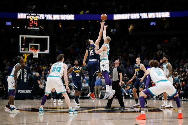 Niko od saigrača ga nije pratio: NI FENOMENALNI JOKIĆ NIJE SPASIO DENVER PORAZA! (FOTO)