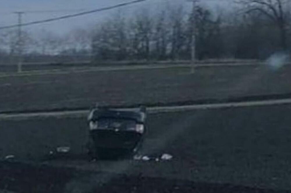 SAOBRAĆAJNA NESREĆA KOD NOVOG SADA: Auto se prevrnuo na krov! (FOTO)