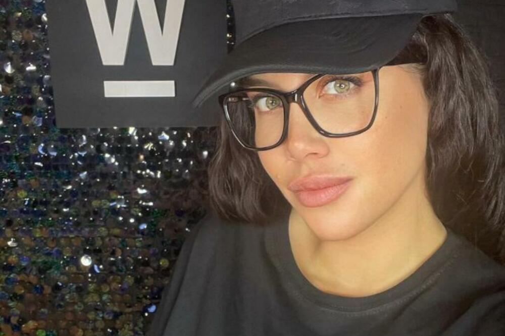 Od PROVOKATIVNE SE*SI plavuše do smerne crnke! PRERUŠENA VANDA! DELI AUTOGRAME KAO ROK ZVEZDA! Pokazala SKROMNOST!