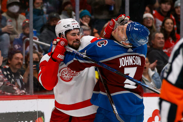 ZVEZDA DETROITA ZNA DA JE GREH PROSUTI PIVO! Posebno navijaču! Odmah se uhvatio za novčanik - TUĐ! (VIDEO)