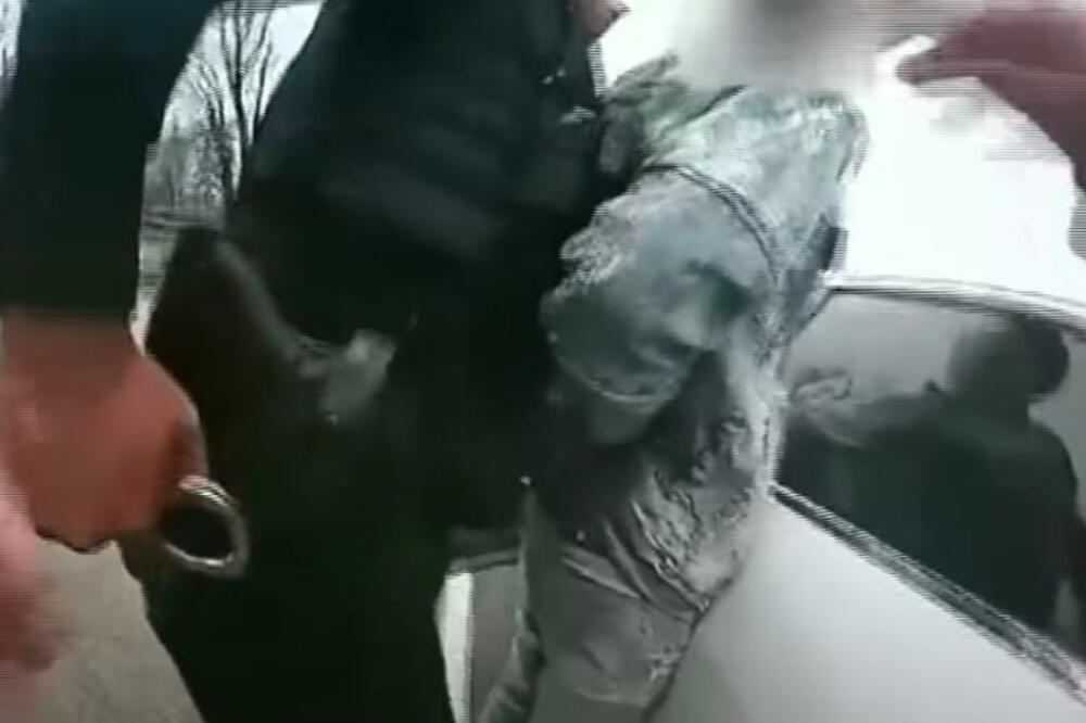 POLICAJKA PROGLAŠENA KRIVOM ZA UBISTVO IZ NEHATA! Umesto šokera izvukla PIŠTOLJ, ubila afroamerikanca (20) (VIDEO)