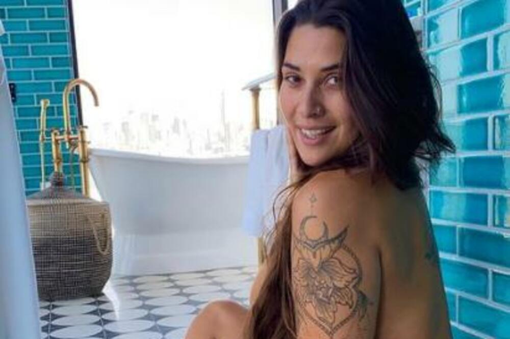 ZA NJENIM VRELIM TELOM OTKIDA SKORO 3 MILIONA LJUDI! Golišava izdanja dovode do ludila, obline su ČUDESNE! (FOTO)