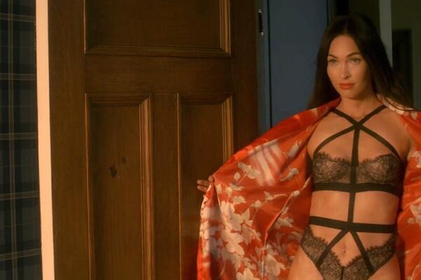 NAVUKLA PROVIDNU KRPICU NA SEBE I UZDRMALA JAVNOST: Nadziru joj se GRUDI, a OVAJ DEO PRŠTI (FOTO)