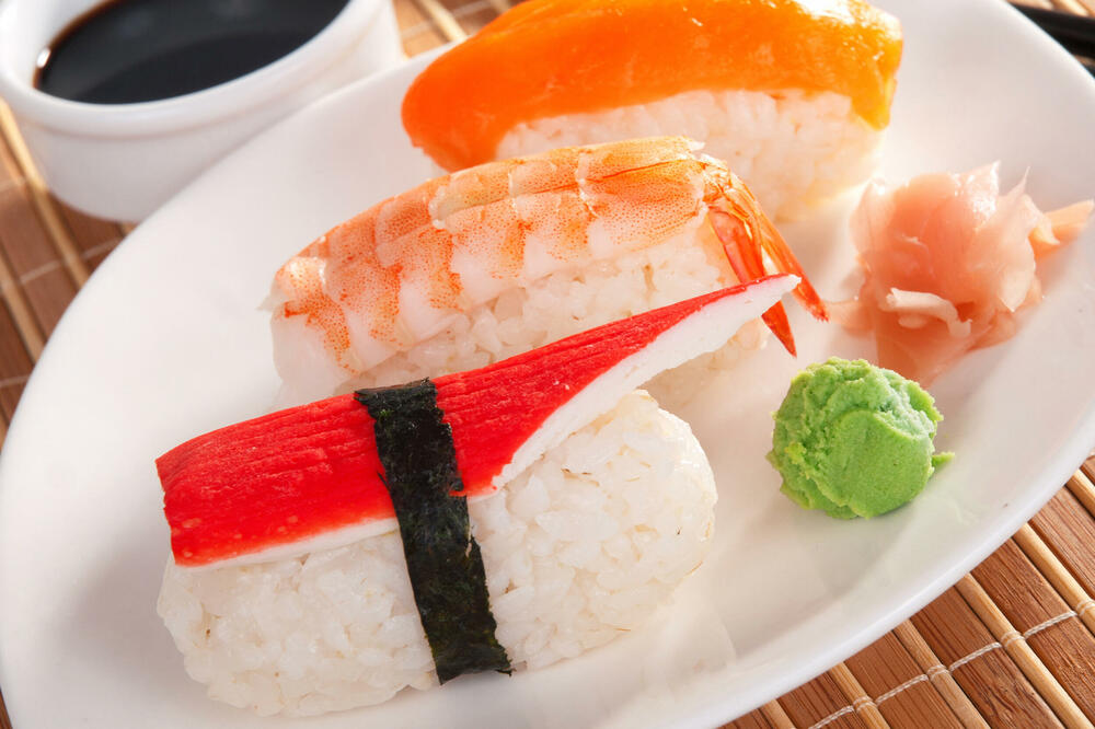 VEST DA SE PO SPLITSKIM RESTORANIMA SLUŽI SUŠI SA GOLIH DEVOJKA IZAZVALA BURU! Oglasila se Hrvatica koja to radi