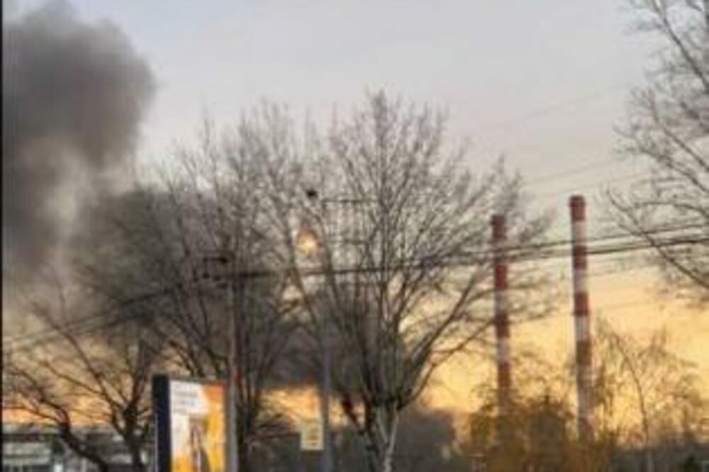 DIVLJA POŽAR NA NOVOM BEOGRADU! Pet vatrogasnih vozila je tamo, 19 vatrogasaca gase buktinju