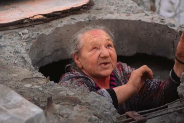 SLEPA BAKA 13 GODINA ŽIVELA U ŠAHTI! Okrutna igra sudbine se poigrala sa njom, budila se pored MRTVIH TELA (VIDEO)