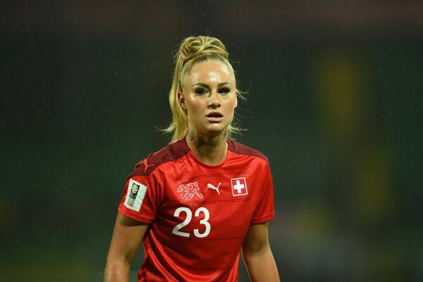 NAJIZAZOVNIJA FUDBALERKA OSTAVILA DEVOJKU ZBOG BRAZILCA IZ PREMIJER LIGE: Zabola joj nož u leđa, a sada se SKINULA!