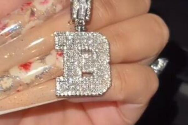 MISLILA JE DA JE PRONAŠLA POKLON OD DEČKA ZA BOŽIĆ! Kada je otvorila kutiju ZABEZEKNULA SE (VIDEO)