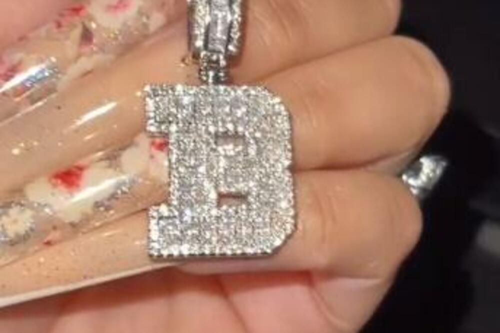 MISLILA JE DA JE PRONAŠLA POKLON OD DEČKA ZA BOŽIĆ! Kada je otvorila kutiju ZABEZEKNULA SE (VIDEO)