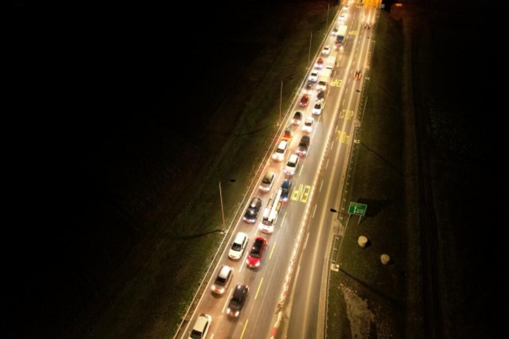 KOLAPS NA AUTO-PUTU MILOŠ VELIKI! Formirala se kilometarska kolona, vozači nervozni (FOTO)