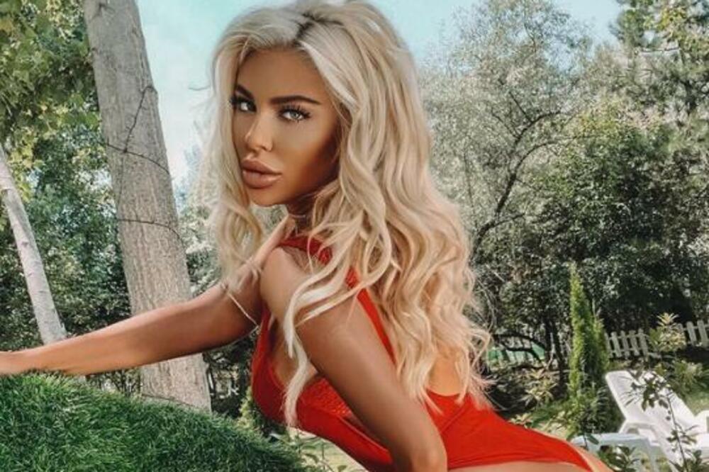 FOLK PEVAČICA HTELA DA ČESTITA BOŽIĆ, A ISPALE JOJ VANZEMALJSKE GRUDI! Skinula se u donji veš, INTIMA BEZ CENZURE!