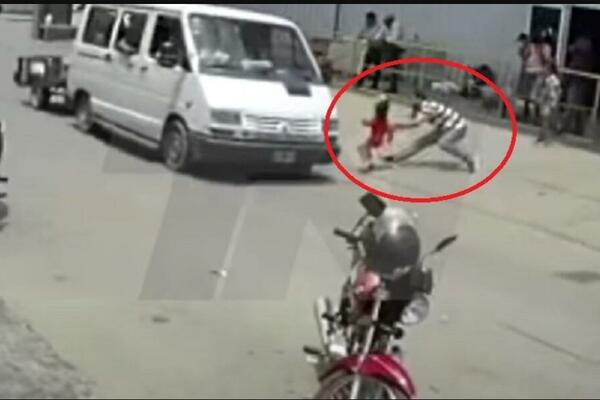 Devojčica bila na SEKUNDU od smrti, a potez hrabrog čoveka naježio je i ZADIVIO! (VIDEO)