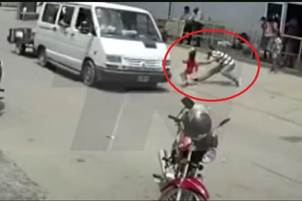 Devojčica bila na SEKUNDU od smrti, a potez hrabrog čoveka naježio je i ZADIVIO! (VIDEO)