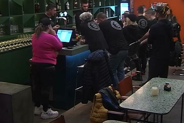 DEČKO TAKMIČARKE ULETEO U RIJALITI I NAPRAVIO ŠOK POTEZ! Ona van sebe, NIJE MOGLA DA VERUJE! Evo šta je uradio!