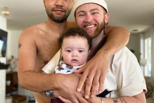 TRANSRODNI MUŠKARAC RODIO SINA: Dete ga ne zove "mama", normalno mu je da ima dva oca! (FOTO)