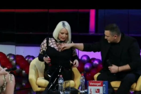 JU, ŠTA JOJ URADI! Voditelj slatko ispipao BUJNE GRUDI Maje Nikolić: Na kvarno joj ZAVUKAO RUKU! (FOTO)