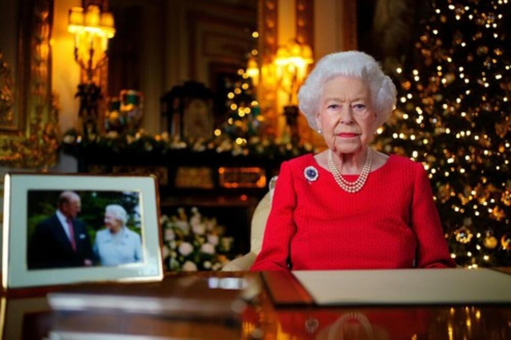 "ŽIVOT SE SASTOJI OD RASTANAKA I PRVIH SUSRETA": Kraljica u emotivnoj Božićnoj čestitki odala počast princu Filipu