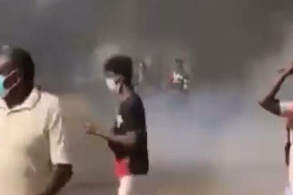 BUKTE PROTESTI U KARTUMU: Ispaljen SUZAVAC, zatvoreni MOSTOVI, vlasti izdale UPOZORENJE! (VIDEO)
