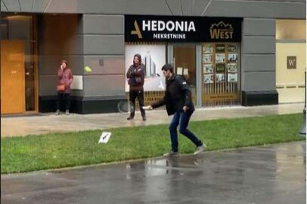 ĐOKOVIĆ NA ULICAMA BEOGRADA! Ni šetnja ne može da prođe BEZ REKETA I TENISA! (VIDEO/FOTO)