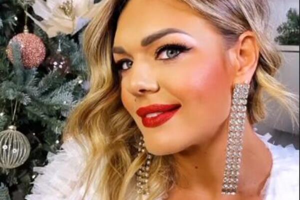 BOSONOGA HRVATSKA LEPOTICA! Smerna haljina DUBOKOG DEKOLTEA za proslavu Božića! OSMEH KOJI OČARAVA! (FOTO)