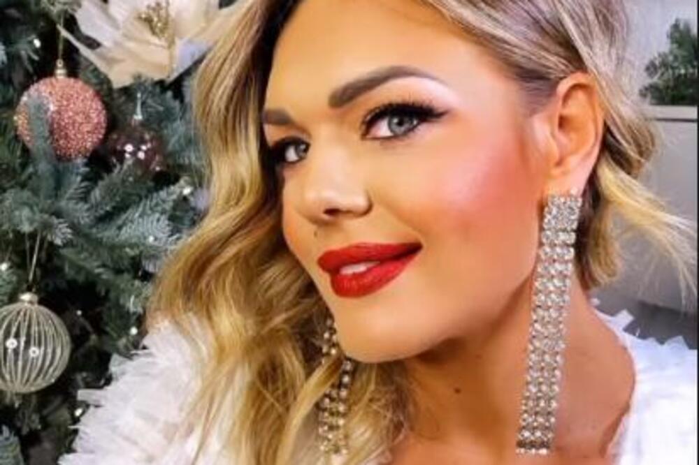 BOSONOGA HRVATSKA LEPOTICA! Smerna haljina DUBOKOG DEKOLTEA za proslavu Božića! OSMEH KOJI OČARAVA! (FOTO)