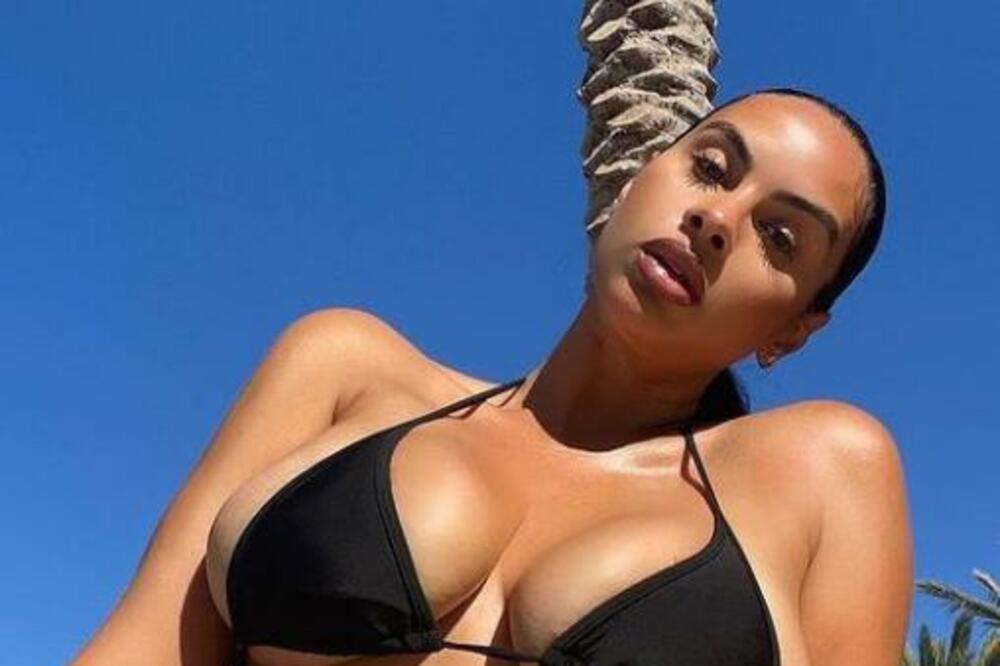 Sve na IZVOLTE! UŽIVA DA EKSPONIRA OBLINE! Pozamašne GRUDI, OBLA ZADNJICA! Talenat sina u NJENOJ SENCI! (FOTO)