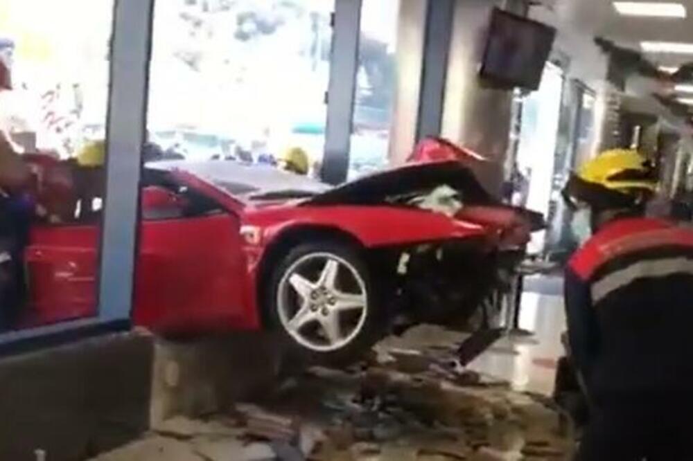 ZALETEO SE I PRAVO U IZLOG: Crvenim FERARIJEM izazvao HAOS, nećete VEROVATI ko se nalazi iza VOLANA! (VIDEO)