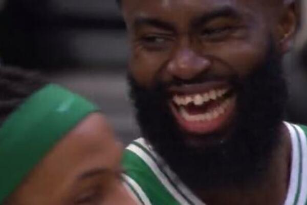 RASPALIO SAIGRAČA PO BRADI I SLOMIO MU ZUB! As Bostona se samo pohvalio novim "osmehom"! (VIDEO)