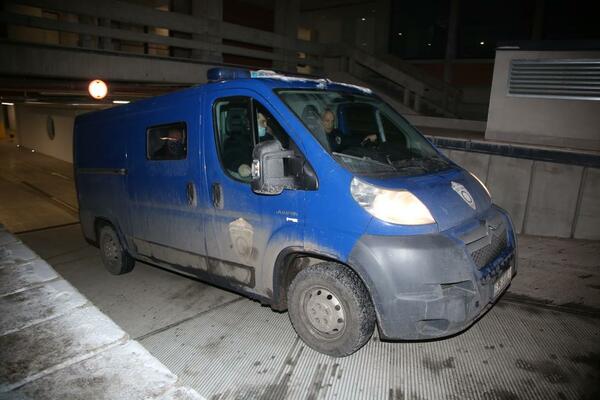 U NOVOM SADU UHAPŠEN MAKRO I 2 ANIMIR DAME: Terali 5 devojaka da se bave prostitucijom u striptiz baru!