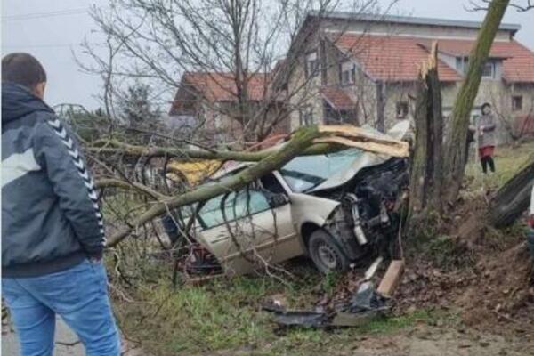 TEŠKA SAOBRAĆAJNA NESREĆA KOD NOVOG SADA: Kola smrskana u potpunosti! (FOTO)