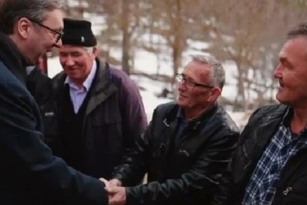 PREDSEDNIK DOBIO DIVAN POKLON U SENIŠTU: Vučić objavio snimak (VIDEO)