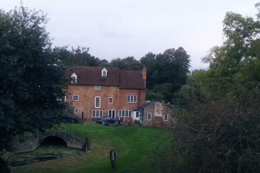 ŠOK KOJI ĆE DUGO PAMTITI: Snimao DRONOM komšijino dvorište, pa momentalno ZAŽALIO! (VIDEO)
