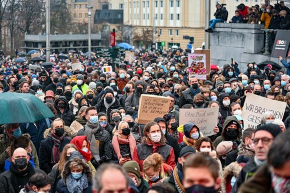 Konvoj od 500 vozila iz Francuske stigao u Brisel na anti kovid protest