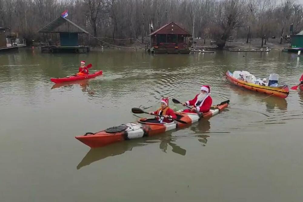 ORIGINALNA ISPORUKA! Deda Mrazovi u KAJACIMA isporučili PAKETIĆE deci u PANČEVU (VIDEO)
