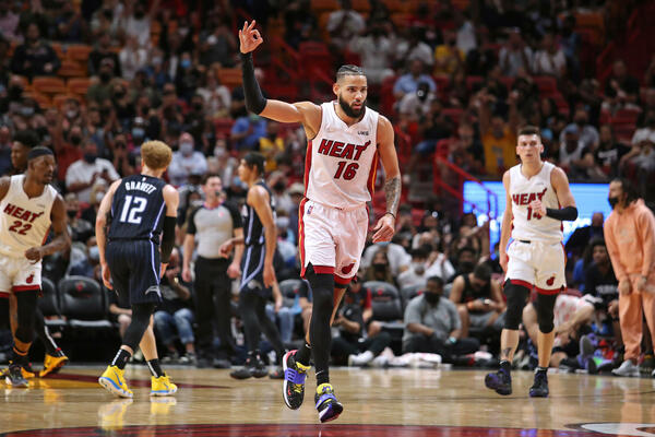 KORONA GOSPODARI NBA LIGOM, PROBLEMI SE SAMO NIŽU: Odložena utakmica između Majamija i Sparsa!