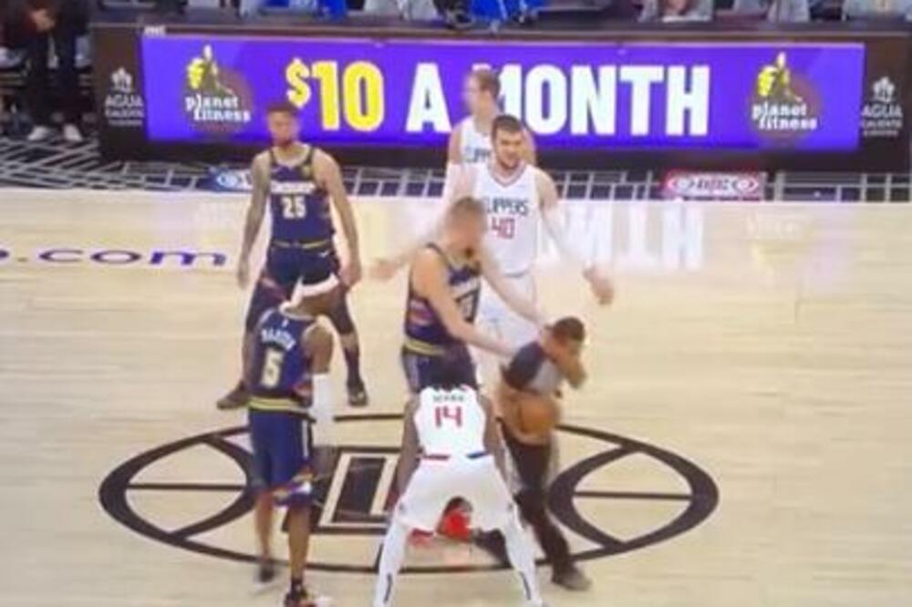 POTEZ JOKIĆA POSTAO HIT NA TVITERU: "TVERKOVAO" za vreme podbacivanja lopte, sudija NIJE USPEO da se SUZDRŽI! VIDEO