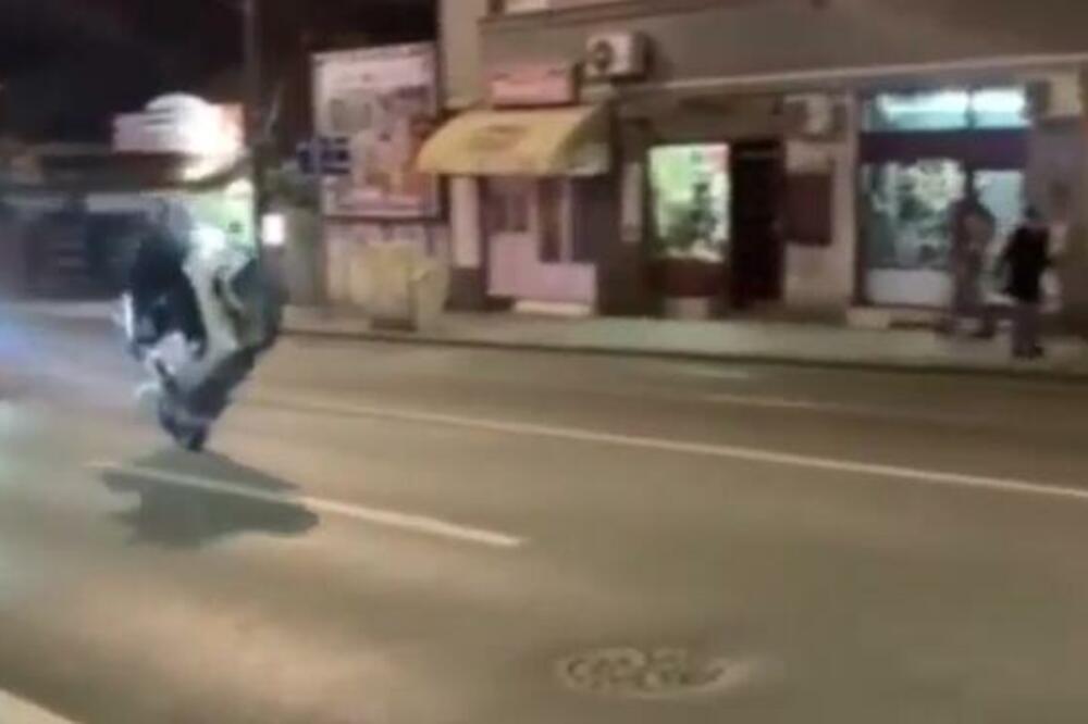 KAKAV CAR, KAKAV BOG! IZVODI AKROBACIJE U CENTRU BEOGRADA, A DOSTAVLJA HRANU: Snimljen kako vozi na 1 TOČKU (VIDEO)