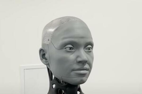 ROBOT KOJI CENI LIČNI PROSTOR! Njegova REAKCIJA kada mu se PRST previše približi LICU je URNEBESNA! (VIDEO)