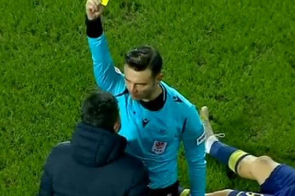 NEVEROVATNO: Doktor pokušao da uđe na teren i pruži pomoć igraču, sudija ga ZAUSTAVIO i dao mu ŽUTI KARTON! (VIDEO)