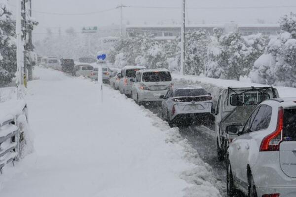 KOLAPS U VIRDŽINIJI ZBOG SNAŽNOG NEVREMENA: Zbog snega zatvoren auto-put, vozači proveli noć u automobilima (VIDEO)