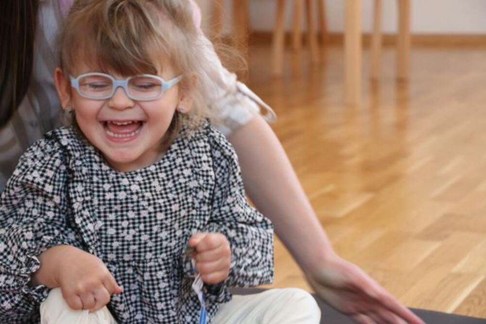 ZATVORENICI IZ ČAČKA POKAZALI KOLIKO VELIKO SECE IMAJU: Prikupili više od 400.000 dinara za lečenje male Nađe