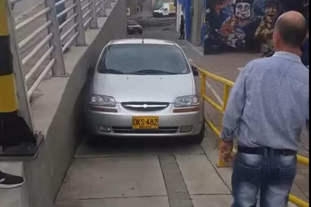 LJUDI MOJI, DA LI JE OVO REALNO?Vozač pokušao da zaobiđe kolonu, pa napravio KOLAPS, ovo je NEVIĐENO (VIDEO)