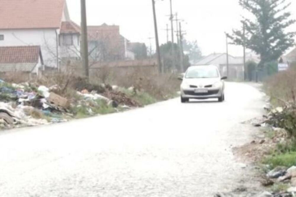 ULICA U OBRENOVCU POSTAJE DEPONIJA! Meštanima u Momčila Kalajdžića Muje đubre ispred vrata, gomila RASTE (FOTO)