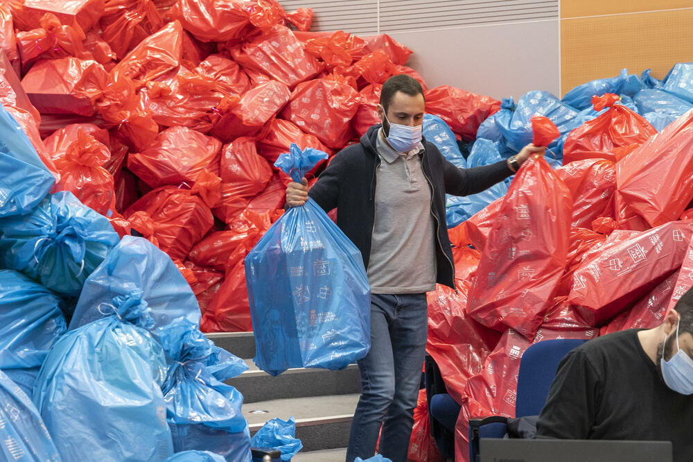 PODELA NOVOGODIŠNJIH PAKETIĆA ZA DECU STAROG GRADA