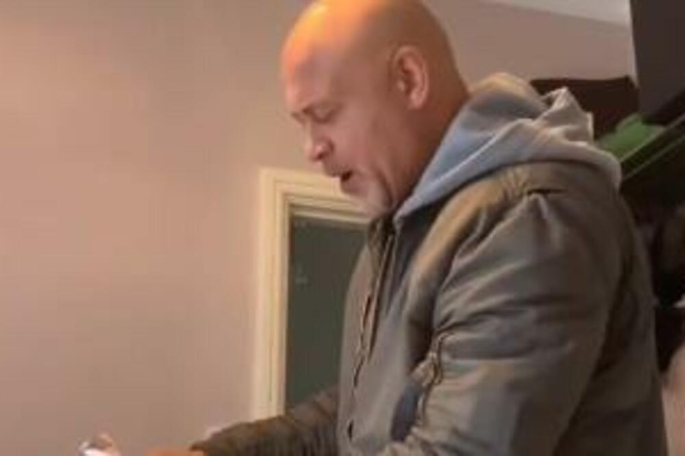 OSTAO U ŠOKU KADA JE VIDEO ŠTA SU MU DECA POKLONILA ZA BOŽIĆ: Čak će i VAS naterati na SUZE, jako DIRLJIVO (VIDEO)