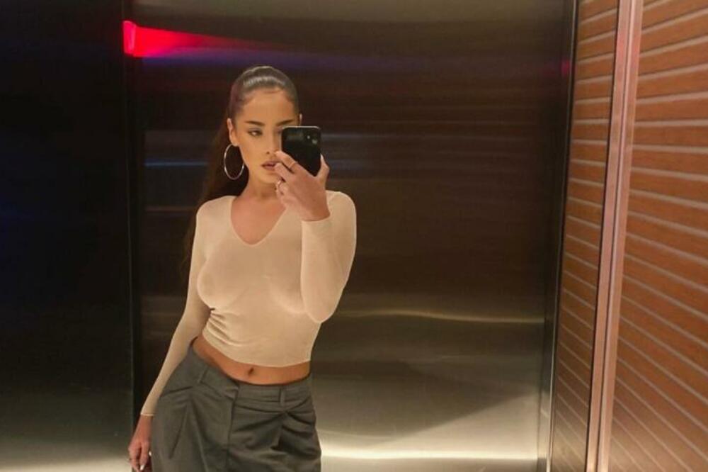 PEVAČICA NA SNIMANJU SPOTA DOŽIVELA JEZIVU STVAR: Zmije ŠETALE po njoj, a onda joj je GMIZAVAC uradio OVO! (VIDEO)