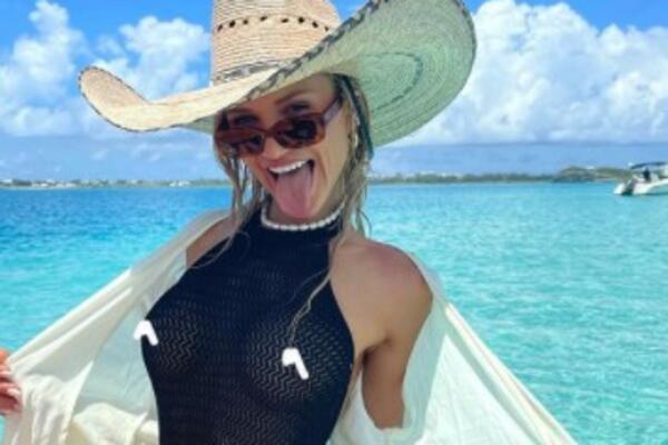 LEPOTICA U IZAZOVNOJ HALJINI UHVAĆENA NA PLAŽI: Više otkriva, nego što pokriva! Vrele fotke!