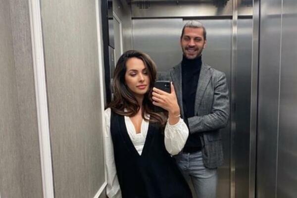 UŽIVAJU NA ODMORU: ATRAKTIVNA učiteljica iz Beča pravi društvo fudbaleru Crvene zvezde (FOTO)