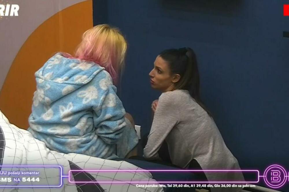 ŽELI JE SAMO ZA SEBE! Posle akcije pod jorganom nastupila ljubomora: ZABRANJENO JOJ DA PRIČA SA MUŠKIM CIMERIMA!